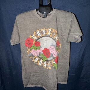 🎸 Guns N’ Roses Leopard Roses Graphic Tee – Rock Band Shirt – Size S